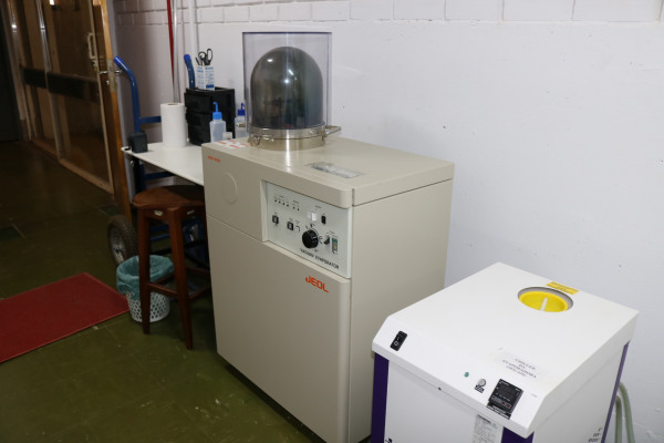 Evaporadora para recobrimento com carbono, Jeol, JEE-420.JPG